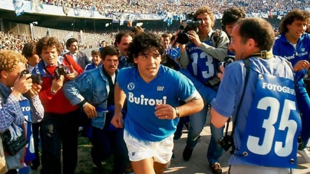 Diego Maradona festejando el título de campeón de Italia en 1987 con Napoli. Diego estuvo 7 años en Italia donde consiguió 5 título.