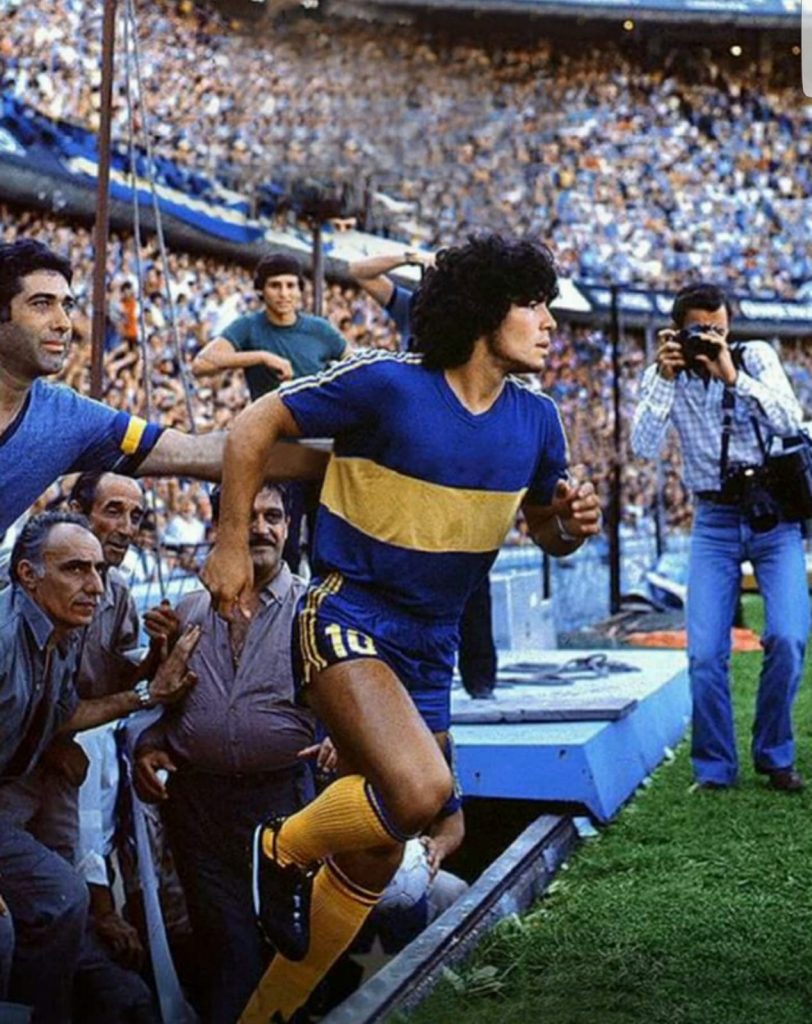 Maradona sale al campo para disputar su primer partido en la cancha de Boca.